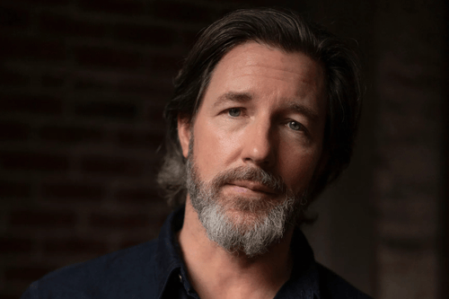 Edward Burns Shares a Pint with Chicago